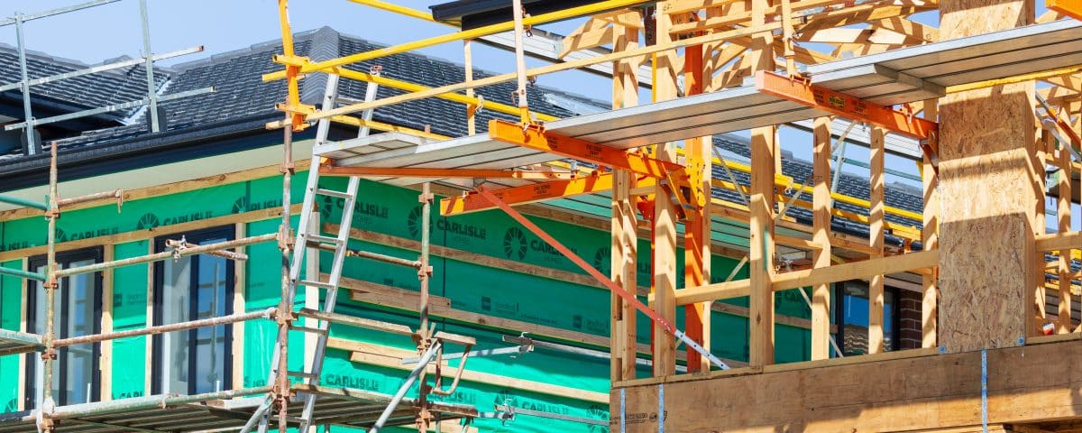 Chantier de rénovation énergétique d’un bâtiment illustrant l’évolution des aides CEE et la sélection des solutions de chauffage performantes